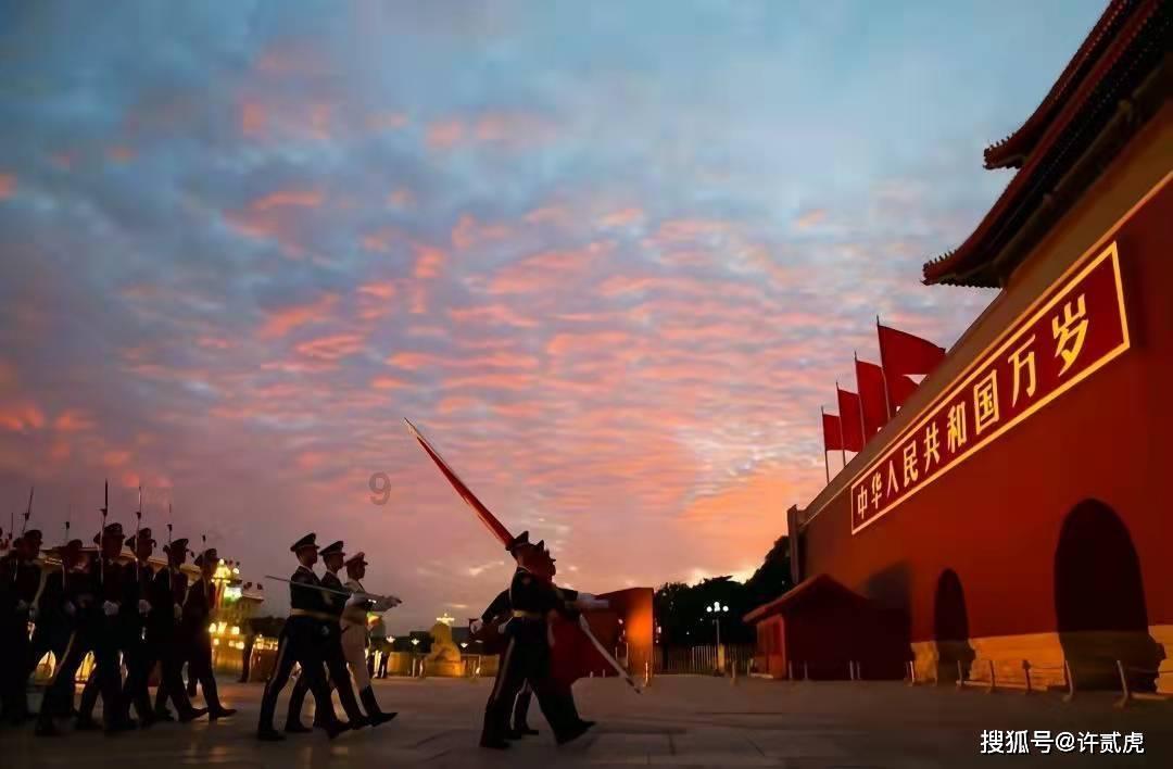 30岁孙怡热辣妩媚，一袭粉红无肩裙彰显魔鬼身材，腰臀比例绝佳