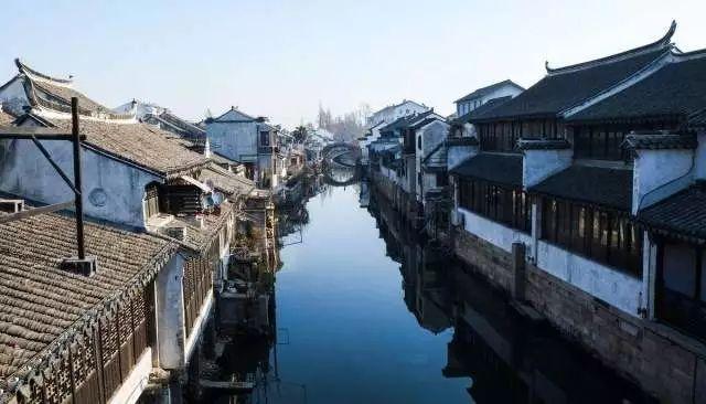救援爱图画的男孩